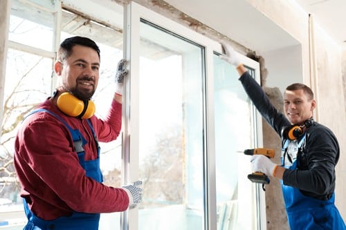 vitrier Saint-Genis-Laval - Deux artisans vitriers installent une baie vitrée.