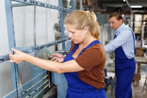 vitrier Saint-Sébastien-sur-Loire - deux vitriers travaillent dans leur atelier.