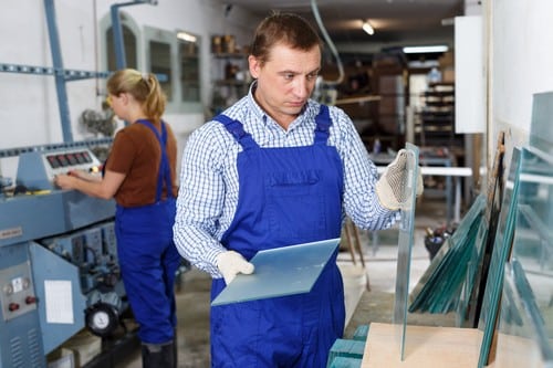 vitrier Vedène - un artisan travaille dans son atelier.