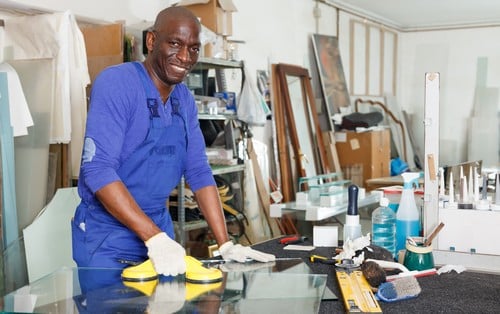 vitrier La Chapelle-sur-Erdre - Un artisan vitrier travaille dans son atelier.