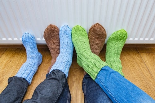 Chauffagiste Athis-Mons - Réchauffage de pied en famille devant le radiateur