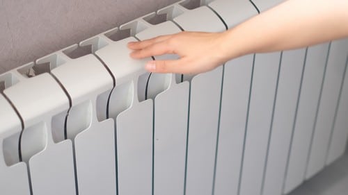 Chauffagiste Cachan - Une main sur un radiateur