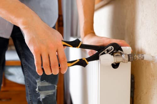 chauffagiste Dole - Entretien d'un radiateur par un plombier chauffagiste