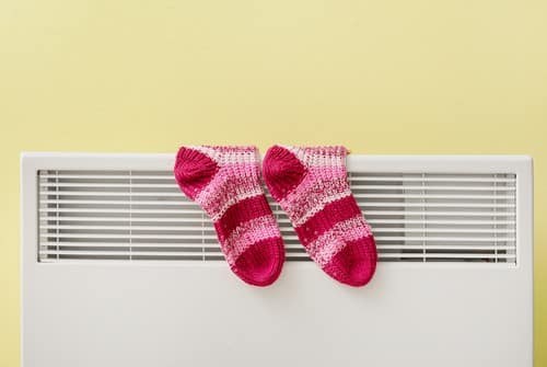 chauffagiste Auxerre - Réchauffer des chaussettes sur le radiateur