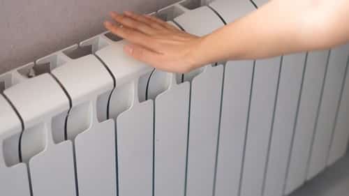 chauffagiste Forbach - Une main se réchauffe devant son radiateur