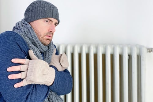 chauffagiste Le Perreux-sur-Marne - Un homme a froid près du radiateur