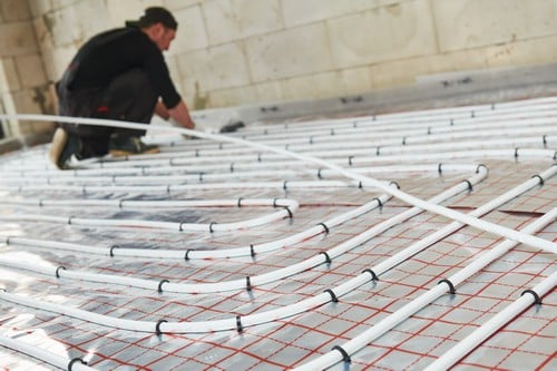 chauffagiste Malakoff - Un artisan installe un plancher chauffant.