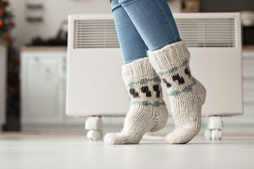 chauffagiste Nogent-sur-Marne - Des pieds au chaud à côté du radiateur