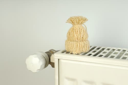 chauffagiste Périgueux - Un bonnet sur un radiateur