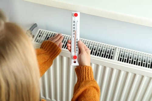 chauffagiste-Saint-Chamond - Une femme prend la température de son radiateur