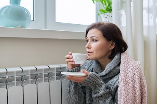 chauffagiste Saumur - Une femme devant son radiateur