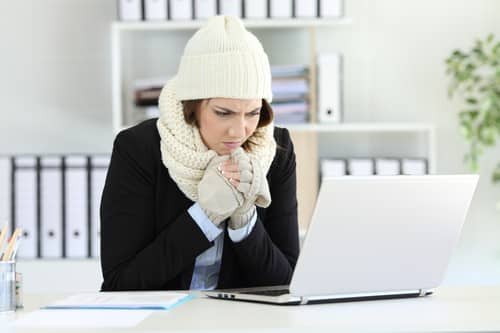 chauffagiste Six-Fours-les-Plages - Une femme a froid.