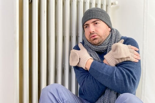 chauffagiste Stains - Un homme a froid à côté du radiateur