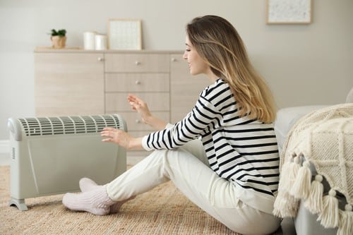 chauffagiste-Vandoeuvre-les-Nancy - Une femme devant son radiateur
