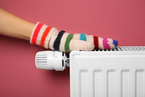 chauffagiste Vichy - Des chaussettes sur un radiateur chaud