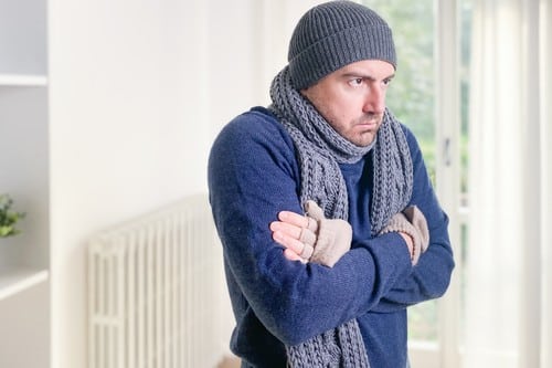chauffagiste-l-Hay-les-Roses - Un homme a froid car son radiateur ne marche pas