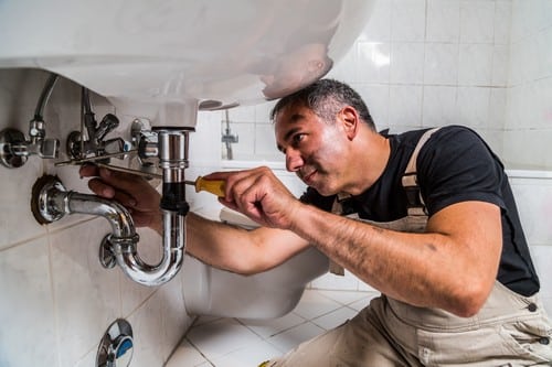 plombier Achères - un artisan installe un lavabo