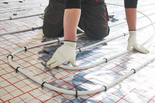 plombier Marmande - un chauffagiste installe un plancher chauffant