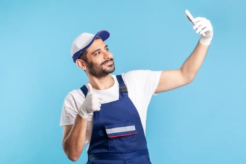 plombier Nogent-sur-Oise - Un plombier se prend en selfie.