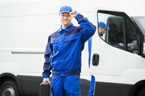 plombier Vélizy-Villacoublay - un plombier devant sa camionnette