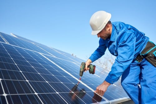 Électricien Évry-Courcouronnes - Un électricien installe des panneaux solaires.