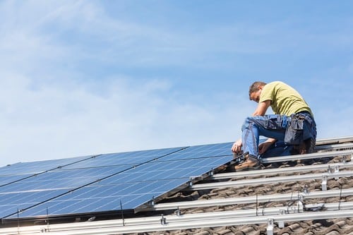 électricien-roanne-les bons artisans-artisan qui installe des panneaux solaires