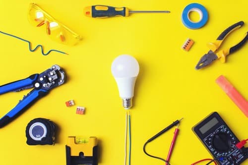 Electricien nevers - les bons artisans - un ensemble d'outils et une ampoule