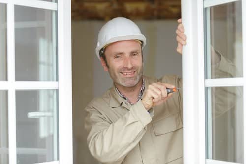 Vitrier Agen - les bons artisans - vitrier qui répare une fenêtre