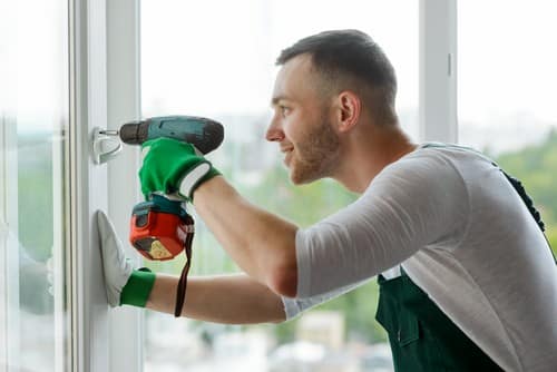 Vitrier Brunoy - les bons artisans - vitrier qui répare une fenêtre