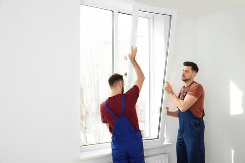 Vitrier Cavaillon - les bons artisans - vitriers qui installent une fenêtre