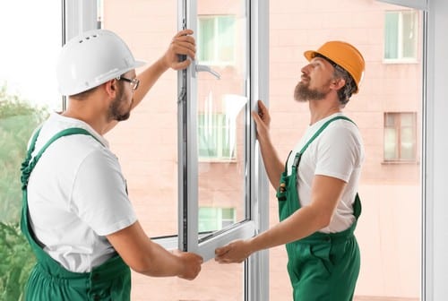 Vitrier Dole - les bons artisans - vitriers qui installent une fenêtre