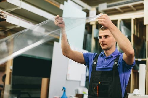 Vitrier Élancourt - les bons artisans - vitrier en atelier