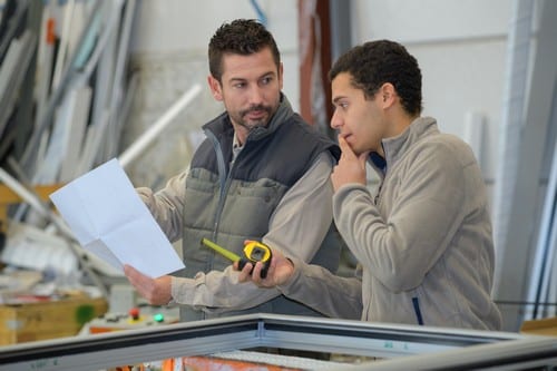 Vitrier Fresnes - les bons artisans - vitrier avec des plans