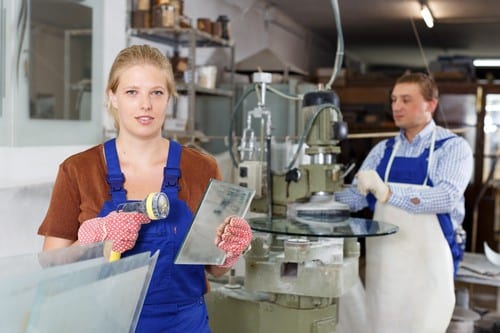 Vitrier Grigny - les bons artisans - vitriers en atelier