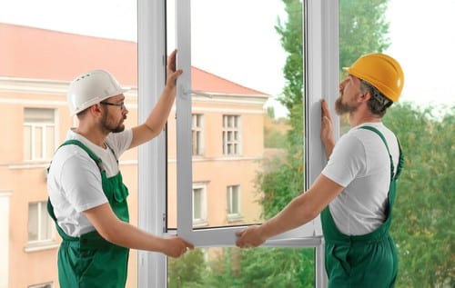 Vitrier Liévin - les bons artisans - vitriers qui installent une fenêtre