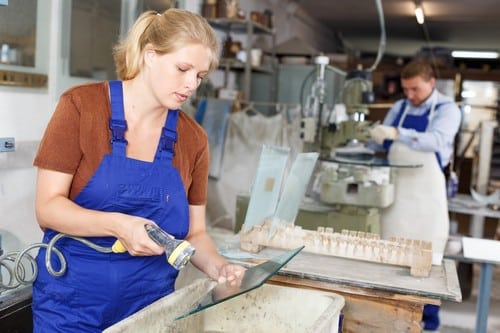 Vitrier Manosque - les bons artisans - vitrier en atelier