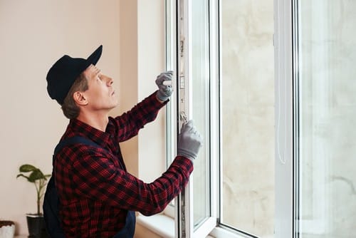 Vitrier Melun - les bons artisans - vitrier qui s'occupe d'une fenêtre
