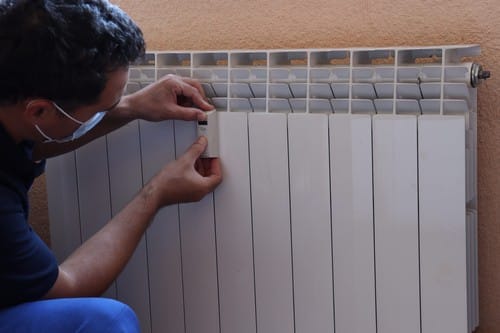 chauffagiste Bourg-lès-Valence - Prise de température du radiateur