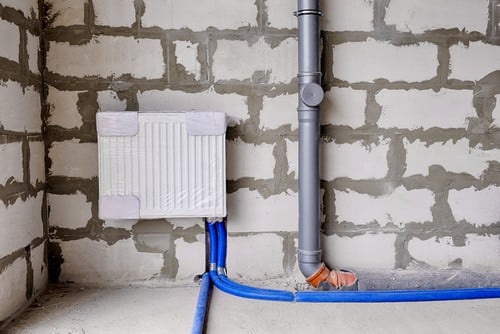 chauffagiste Limeil-Brévannes - un radiateur en cours de pose