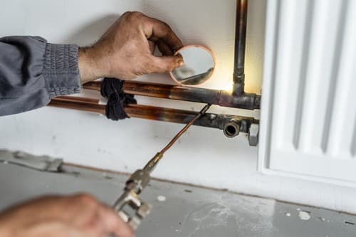 chauffagiste Mont-Saint-Aignan - Contrôle d'un radiateur par un plombier chauffagiste