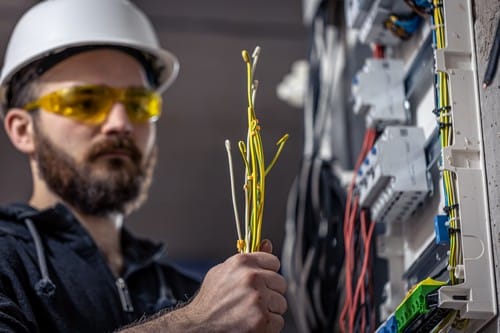 électricien Abbeville - Un électricien prépare la venue d'un tableau électrique