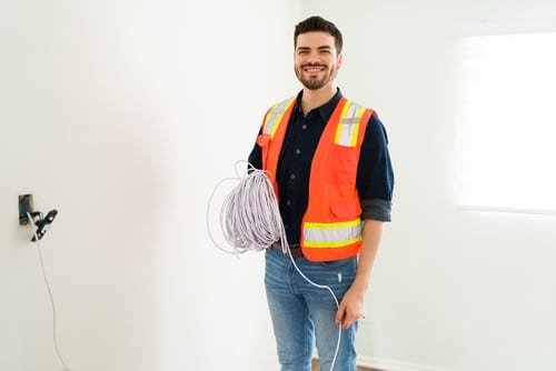 électricien Agde - les bons artisans - électricien sur un chantier