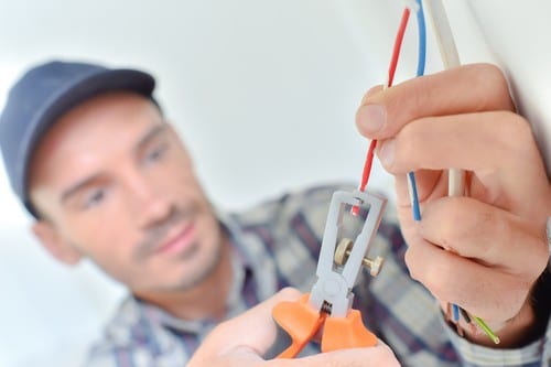 électricien-Agen-les bons artisans-électricien qui coupe des fils