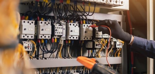 électricien Arcueil - Un électricien répare un tableau électrique
