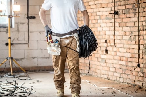 électricien Athis-Mons - Un artisan électricien en travail