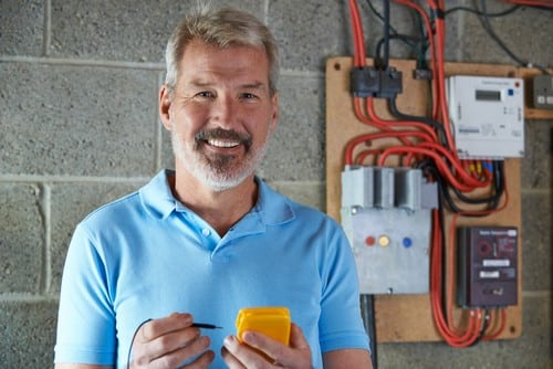 électricien Bagneux - un artisan avec un multimètre devant un compteur électrique