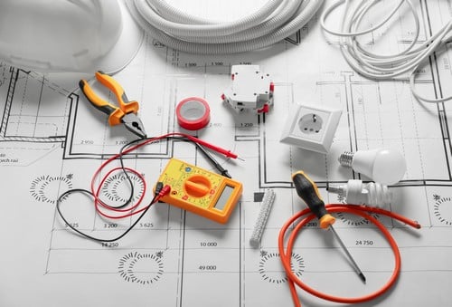 électricien Bagneux - des outils d'électricien sur un plan d'installation électrique