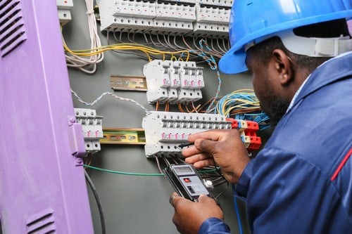 électricien Brétigny-sur-Orge - Un électricien contrôle un tableau électrique