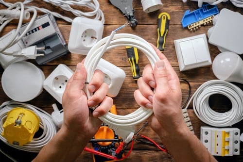 électricien Brunoy - Tous les fils nécessaires pour alimenter une maison complète en électricité