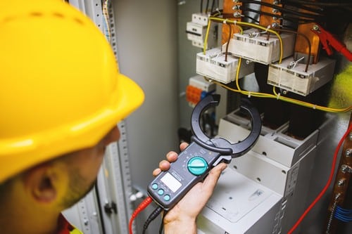 électricien Bussy-Saint-Georges - les bons artisans - électricien devant compteur électrique